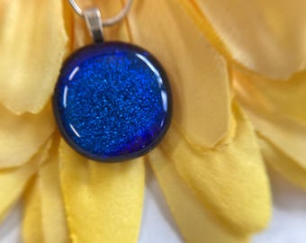 Collar con colgante de vidrio dicroico azul fundido: cadena plateada hecha a mano