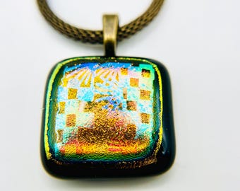 Collar con colgante de vidrio dicroico fundido, cadena de malla de latón y cobre.