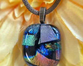 Collar con colgante de mosaico de vidrio dicroico fundido: joyería de vitral hecha a mano