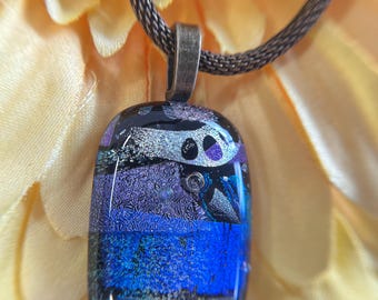 Collar con colgante de mosaico de vidrio dicroico: joyería de vidrio fundido hecha a mano