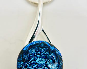 Collar con colgante de vidrio dicroico azul fundido: cadena plateada hecha a mano
