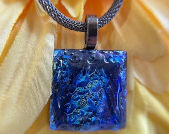 Colgante de vidrio dicroico fundido: collar hecho a mano de cobre y negro