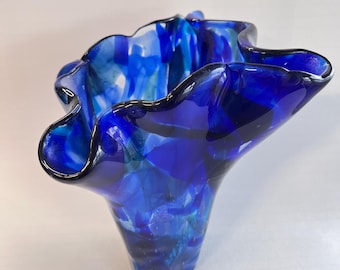 Jarrón de vidrio fusionado azul: arte vitral único