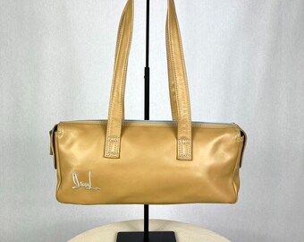 Könnte beinhalten: Eine braune Ledertasche mit Reißverschluss oben und zwei Henkeln oben. Die Tasche hat ein weiß gesticktes Logo mit der Aufschrift "Diesel".