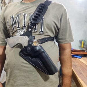 Coldre de peito artesanal em couro para revólver Colt Python 6 - Coldre de peito em couro moldado sob medida com porta-munições - Compatível com todos os modelos de armas