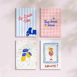 Puede incluir: Cuatro impresiones artísticas rectangulares con frases italianas y francesas. Una presenta una vespa azul y las palabras "La Dolce Vita". Otra tiene "Que Sera Sera". La tercera muestra limones, y la última dice "Salute!" con un cóctel.