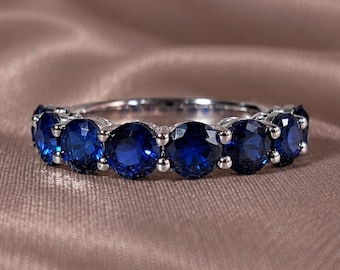 Anillo de boda redondo de zafiro azul y diamantes, anillo de eternidad personalizado, regalo de aniversario para ella.