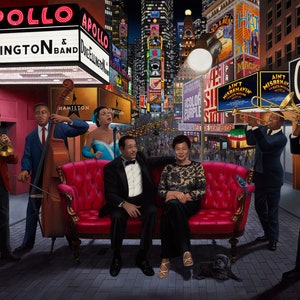 Puede incluir: Pintura de la Duke Ellington Band frente al Apollo Theater y el Cotton Club. La escena incluye músicos tocando instrumentos, una pareja sentada en un sofá rojo y un telón de fondo de paisaje urbano con letreros iluminados. La pintura tiene una estética vintage.