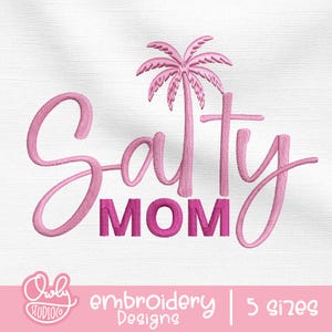 以下が含まれることがあります： ヤシの木と「Salty Mom」のテキストのピンクの刺繍デザインです。