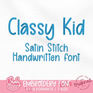 以下が含まれることがあります： 明るい青色のサテンステッチスタイルで「Classy Kid」というテキストが書かれたデジタル刺繍フォントデザイン。その後に「Satin Stitch Handwritten font」という言葉が続きます。下部にはOwly Studioのロゴと「Embroidery Font BX+8 Formats」というテキストが含まれています。