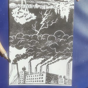 Puede incluir: Grabado en linóleo en blanco y negro de una fábrica con chimeneas que emiten contaminación al aire. Un rayo y nubes están en el cielo sobre la fábrica.