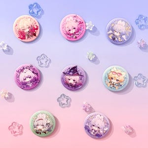 Puede incluir: Colección de botones redondos con personajes de estilo anime. Cada botón presenta un diseño de personaje diferente con diferentes combinaciones de colores, incluyendo rosa, morado y verde. Decoraciones en forma de estrella y cristal están dispersas.