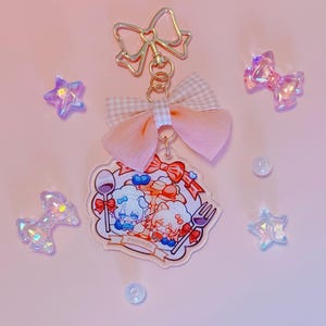 以下が含まれることがあります： 青、緑、白の斑点模様のマット仕上げのセラミックマグカップ3個セット。各マグカップはシンプルでモダンなデザインで、コーヒーや紅茶に最適です。マグカップの高さは約10cmです。