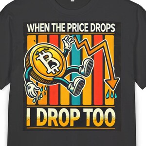 Puede incluir: Una camiseta negra con un gráfico retro de una moneda de Bitcoin con una cara triste y una flecha apuntando hacia abajo. El texto "When the price drops I drop too" está impreso debajo del gráfico.