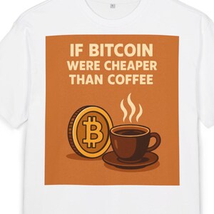 Puede incluir: Camiseta blanca con un gráfico rectangular marrón que presenta una moneda de Bitcoin y una taza de café. El texto "IF BITCOIN WERE CHEAPER THAN COFFEE" está impreso en el gráfico.