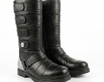 Stivali da cosplay Starkiller: scarpe da combattimento alte in pelle nera con cinturini e dettaglio argentato sul tacco.