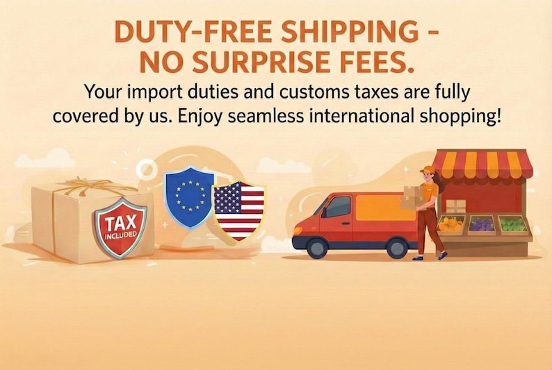 Op de afbeelding: Een grafische illustratie met een kartonnen doos met een rood schildpictogram met het label TAX INCLUDED, een blauw schild met de EU-vlag, een schild met de Amerikaanse vlag, een oranje bestelwagen en een persoon bij een marktkraam.