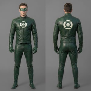 Könnte beinhalten: Ein dunkelgrünes Leder-Superhelden-Kostüm mit einer Jacke mit rundem Emblem und passender Hose. Das Kostüm umfasst Handschuhe, Stiefel und eine Maske. Vorder- und Rückansicht vor grauem Hintergrund.