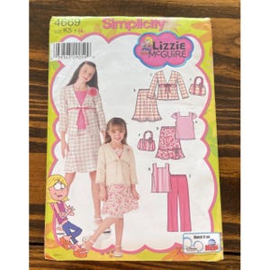 Może przedstawiać: Wzór szycia Simplicity z wzorami Lizzie McGuire. Wzór zawiera opcje dla kurtki, spódnicy, topu, sukienki, spodni i torebki. Wzór jest w rozmiarze K5, w wieku 7-14 lat. Opakowanie jest głównie zielone, różowe i białe.