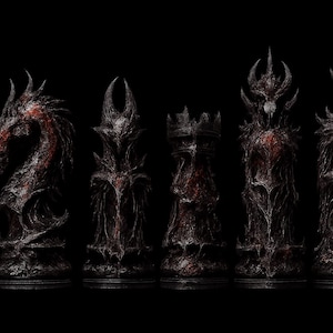 Könnte beinhalten: Ein Set aus sechs Schachfiguren mit dunklen, texturierten Oberflächen und tiefroten Akzenten. Die Figuren zeigen komplexe, organische und gezackte Formen, darunter ein Bauer mit Kugelaufsatz, ein pferdeartiger Springer sowie hohe, verzierte Figuren.