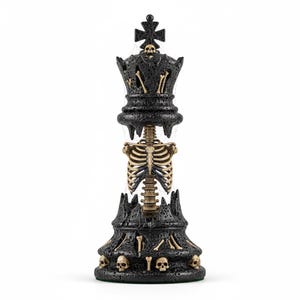 Puede incluir: Una pieza de ajedrez de rey negra y beige con diseño de esqueleto. El rey tiene una corona con una cruz en la parte superior y está decorado con calaveras y huesos. La pieza está hecha de un material oscuro y texturizado.