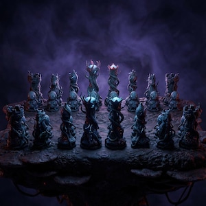Peut inclure: Un jeu d'échecs complet sur le thème fantastique. Les pièces sont bleu foncé et grises, avec des motifs complexes de tentacules et de créatures d'un autre monde. L'échiquier est une surface sombre et texturée, sur fond violet fumé.