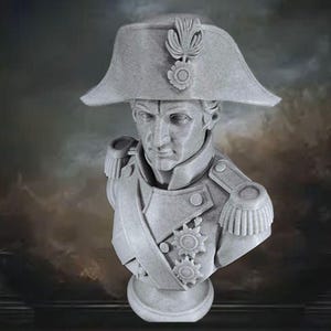 Op de afbeelding: Een grijze buste van een historische figuur, met een steek en een militair uniform. De sculptuur heeft gedetailleerde gelaatstrekken, epauletten en decoratieve knopen. De buste staat tegen een donkere, getextureerde achtergrond.
