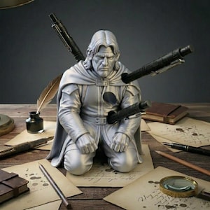 Puede incluir: Una escultura plateada de una figura arrodillada, atravesada por plumas, rodeada de útiles de escritura antiguos. La escena incluye una pluma, un tintero y papel envejecido, creando una atmósfera histórica y dramática.