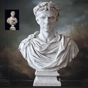 Puede incluir: Busto de mármol detallado de un emperador romano, con corona de laurel y toga drapeada. La escultura está sobre un pedestal, mostrando el arte clásico. El busto es de color gris claro.