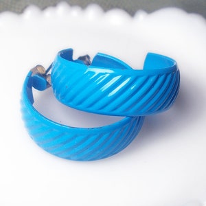 Vintage Blue Hoop Earrings | 1980s Blue Enamel & Textured Metal Hoops | Chunky Post Earrings | Wide Diagonally Ribbed 1980s Retro Pair