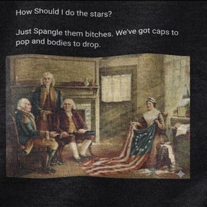Może przedstawiać: Czarny t-shirt z ilustracją w stylu vintage przedstawiającą postacie historyczne i kobietę trzymającą flagę. Tekst brzmi: "How Should I do the stars? Just Spangle them bitches. We've got caps to pop and bodies to drop."
