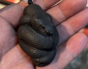 Met de hand gesneden houten pythonbeeldje, handgemaakt speeltje met slangenpalm, massief houten handheld sculptuur, uniek dier