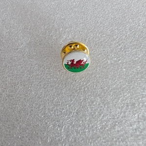 ウェールズ国旗ピンバッジ - ウェールズ国旗 - ラペルピン 10 mm - 樹脂と金属 - 結婚式の記念品