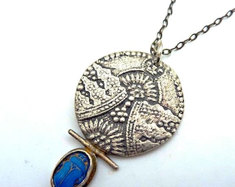 Fijne zilveren scarabee: vintage blauw glas uit de jaren 1920, Egyptische revival