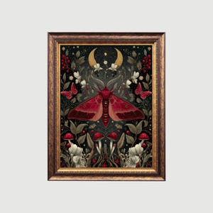 Puede incluir: Impresión artística enmarcada que presenta una gran polilla roja con intrincados patrones de alas, sobre un fondo oscuro con motivos florales y de setas. La obra de arte incluye lunas crecientes, mariposas y bayas, todo dentro de un marco dorado decorativo.