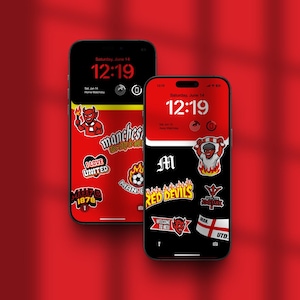 Könnte beinhalten: Zwei rote und schwarze Smartphone-Mockups mit rotem Hintergrund. Die Telefone zeigen eine Digitaluhr mit 12:19 und verschiedene Aufkleber mit dem Text "Manchester", "Red Devils", "MUFC 1878", "Welcome to Hell" und "I Love United".
