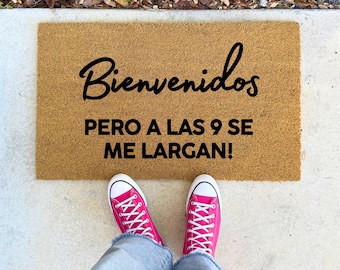 Bienvenidos Pero A Las 9 Se Me Largan Doormat - 16x24" 17x30" 24x36" Sizes, Funny Spanish Welcome Rug, Outdoor Coir Mat, Outdoor Entry Rug