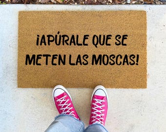 Apúrale Que Se Meten Las Moscas – 16x24" 17x30" 24x36" – Funny Spanish Doormat Mexican Humor Rug Coir Entry Mat Porch Welcome Gift for Home