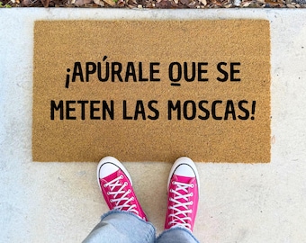 Apúrale Que Se Meten Las Moscas – 16x24" 17x30" 24x36" – Funny Spanish Doormat Mexican Humor Rug Coir Entry Mat Porch Welcome Gift for Home
