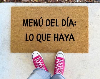 Menú del Día Lo Que Haya Doormat - 16x24" 17x30" 24x36" Spanish Kitchen Mat Coir Rug for Kitchen Entry or Foodie Gift Latin Humor Doormat