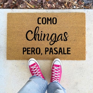 May include: A brown coir doormat with the text "COMO CHINGAS PERO, PASALE" in black lettering.