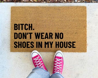 Don’t Wear Shoes in My House – 16x24" 17x30" 24x36" – Funny Bold Doormat with Guest Rule Coir Entry Rug for Porch or Apartment Entryway