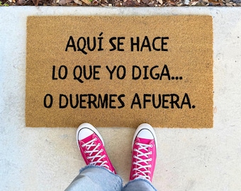 Aquí Se Hace Lo Que Yo Diga Spanish Quote Doormat – 16x24" 17x30" 24x36" Funny Spanish Entry Mat Spanish Humor Welcome Rug