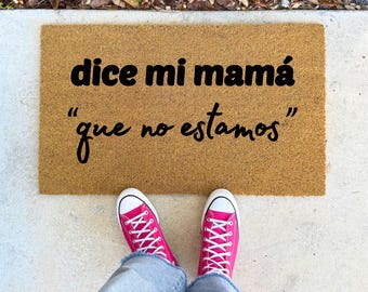 Dice mi mamá que no estamos Doormat - 16x24" 17x30" 24x36" Outdoor Entryway Mat, Housewarming Gift, Hilarious Spanish Phrase Welcome Rug