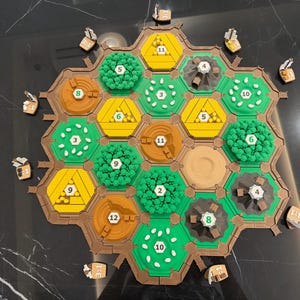 Conjunto de fichas de recursos y fichas de desarrollo de Catan impresas en 3D