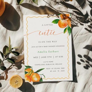 Convite editável para chá de bebê Little Cutie, Um pequeno fofo está a caminho, Convite para festa temática de chá de bebê cítrico, Cartão de convite laranja BA-I07