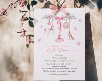Puede incluir: Una invitación a una despedida de soltera con un diseño de acuarela. La invitación presenta un lazo rosa, un caballo de carrusel, un vestido y un tacón alto. El texto dice "A Merry Little Bridal Shower" e incluye detalles del evento.