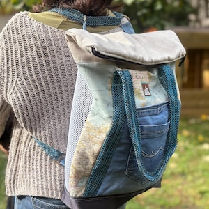 Bolsa convertible en mochila. Fabricada con algodón y materiales reciclados (cuerdas de escalada y vaquero) con estampado del mapa del mundo