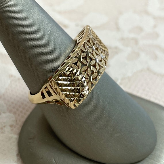 18K Yellow Gold Ring, Floral and Geometric Design… - image 1