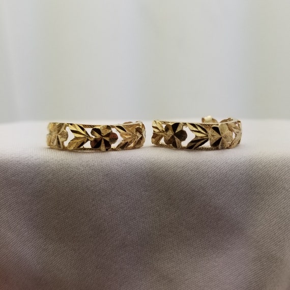 10K Gold Floral Leaf Half Hoop Huggie Earrings, D… - image 5